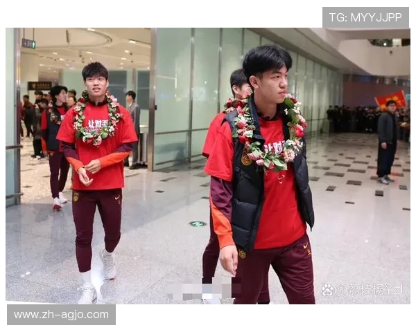 球迷机场热烈迎接U23国足抵京年轻国脚士气高涨备战未来赛事